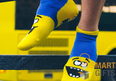 Яркие носки с логотипом – тренд 2017 года