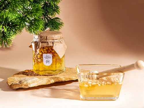 Мед с кедровыми орешками