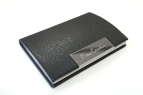 Визитница Pierre Cardin. Корпус - искус.кожа. Размер 9,6 х 6,4 х 1,3 см. Цвет - черный.