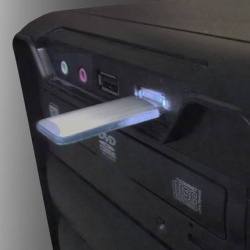 USB-Flash накопитель "Stripe" в металлическом корпусе со светящейся пластиковой вставкой на боковой стороне, 32 Gb