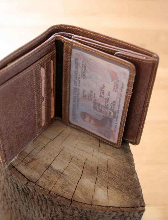 Бумажник KLONDIKE «Finn», натуральная кожа в коричневом цвете, 10 х 11,5 см