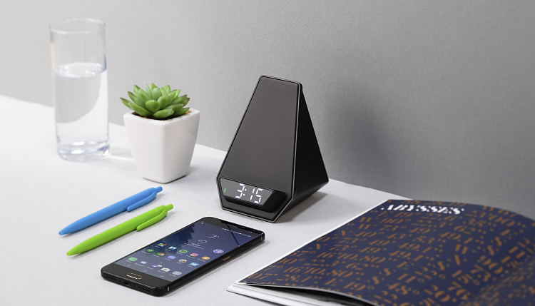 Настольные часы "Smart Pyramid" с bluetooth колонкой (3Вт) и беспроводным (15W) зарядным устройством, с подсветкой логотипа