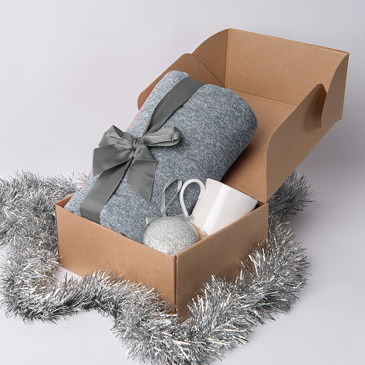 Подарочный набор HOLIDAY: плед, кружка, шар новогодний, коробка; красный