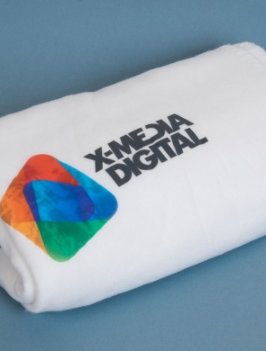 Плед и ежедневник с полноцветным логотипом для компании X-Media Digital