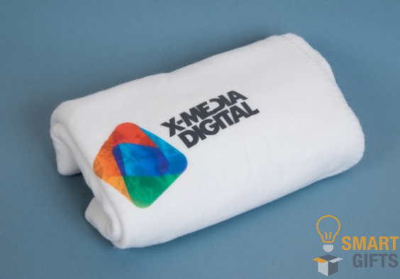 Плед и ежедневник с полноцветным логотипом для компании X-Media Digital
