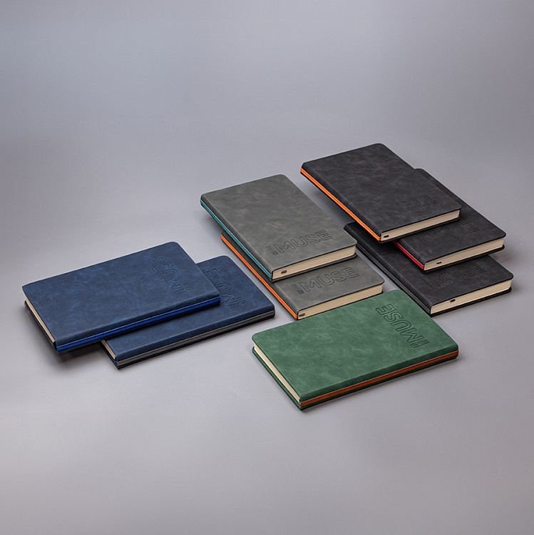 Ежедневник недатированный Muse, зеленый, А5, с декоративной коричневой полосой, блок в линейку