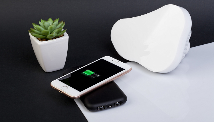 Беспроводное зарядное устройство "Shine SOFTTOUCH", 8000mAh с подсветкой логотипа и цифровым индикатором заряда