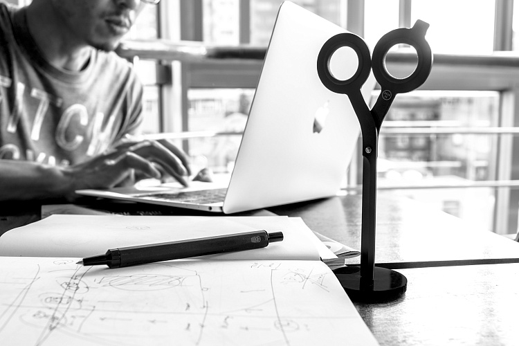 Настольные ножницы на магнитной подставке SCISSORS